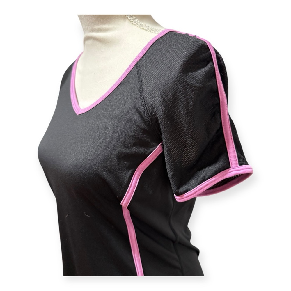 Reebok Women's Black and Pink‎ V-Neck Top - Picture 5 of 10
